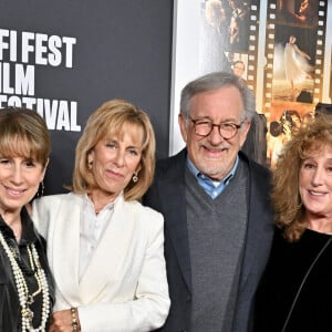 Sue Spielberg, Nancy Spielberg, Steven Spielberg et Anne Spielberg au photocall de la première de "Fabelmans" lors du 2022 AFI Festival à Los Angeles, le 6 novembre 2022.