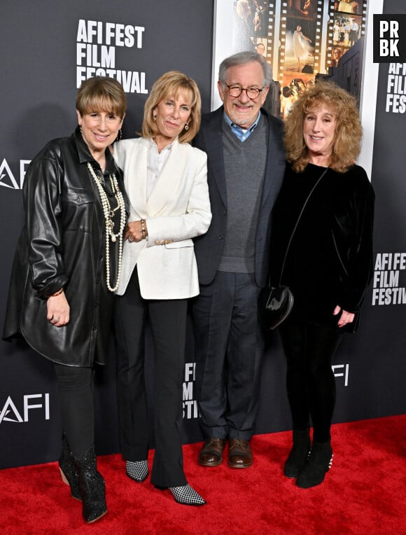 Sue Spielberg, Nancy Spielberg, Steven Spielberg et Anne Spielberg au photocall de la première de "Fabelmans" lors du 2022 AFI Festival à Los Angeles, le 6 novembre 2022.