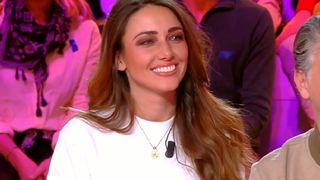VIDEO - Delphine Wespiser victime d'un accident de soutien-gorge dans TPMP, Cyril Hanouna mal à l'aise : "on se calme quand même"