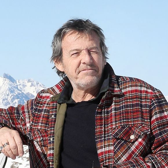 Jean-Luc Reichmann découvre la station de Luchon et rencontre de jeunes skieurs. Il présente sa série " Leo Mattéi, brigade des mineurs" lors de la 25ème Edition du Festival TV de Luchon, France. Le 4 Fevrier 2023. © Patrick Bernard / Bestimage
