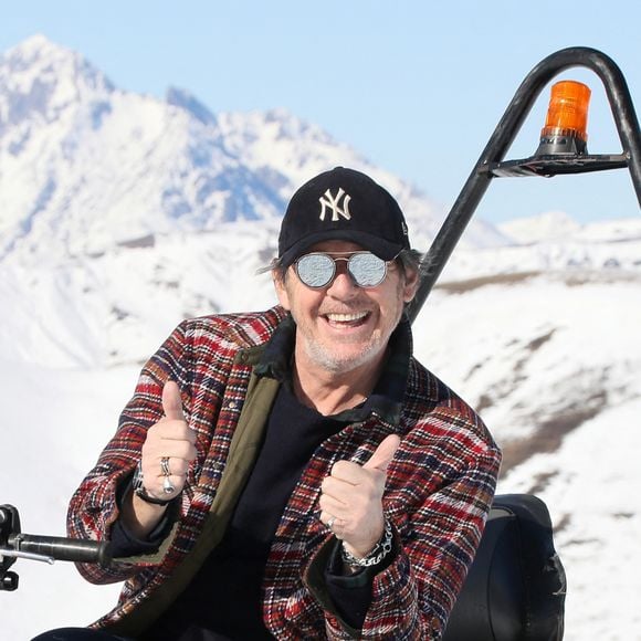 Jean-Luc Reichmann découvre la station de Luchon et rencontre de jeunes skieurs. Il présente sa série " Leo Mattéi, brigade des mineurs" lors de la 25ème Edition du Festival TV de Luchon, France. Le 4 Fevrier 2023. © Patrick Bernard / Bestimage