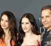 Marin Hinkle, Rachel Brosnahan et Tony Shalhoub à la première de la série "The Marvelous Mrs. Maisel - Saison Finale" à New York, le 11 avril 2023.