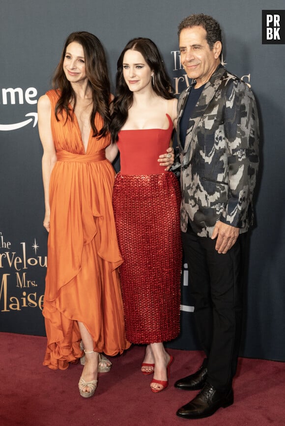 Marin Hinkle, Rachel Brosnahan et Tony Shalhoub à la première de la série "The Marvelous Mrs. Maisel - Saison Finale" à New York, le 11 avril 2023.