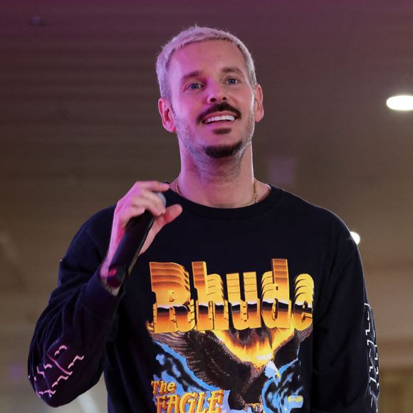 Exclusif - M Pokora en concert avec la radio NRJ dans la galerie commerciale du centre Leclerc Saint-Médard-en-Jalles prés de Bordeaux, le 15 mars 2023. Le chanteur a donné un interview, pris quelques selfies avec ses fans et a signé des autographes. © Pzatrick Bernard / Besstimage.