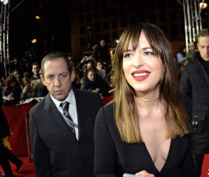 Dakota Johnson signe des autographes à son arrivée à la première du film "50 Nuances de Grey" lors du 65ème festival international du film de Berlin, la Berlinale. Le 11 février 2015