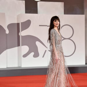 Dakota Johnson lors de la première du film "The Lost Daughter" lors du festival international du film de Venise (La Mostra), à Venise, Italie, le 3 septembre 2021. 