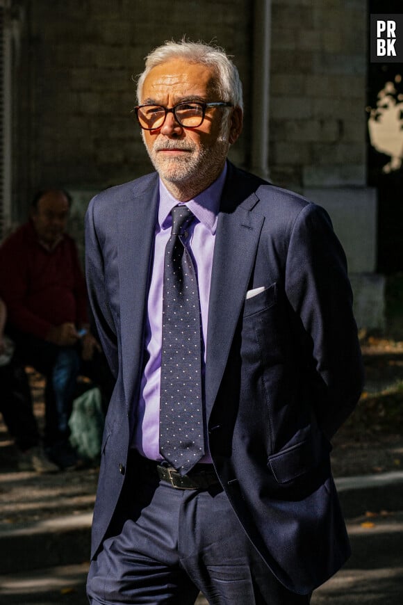 Pascal Praud - Obsèques du journaliste Jean-Pierre Elkabbach au cimetière du Montparnasse dans le 14ème arrondissement de Paris, France, le 6 octobre 2023. © Pierre Perusseau/Bestimage 