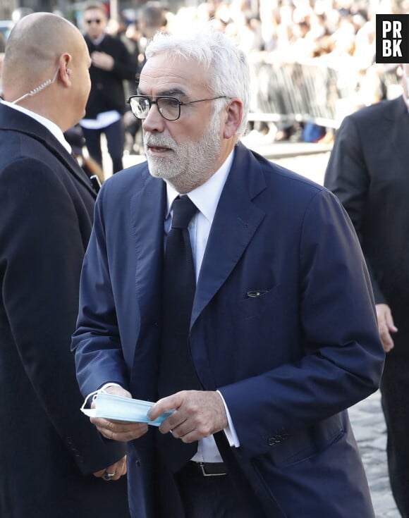 Pascal Praud - Arrivées à la messe funéraire en hommage à Bernard Tapie en l'église Saint-Germain-des-Prés à Paris. Le 6 octobre 2021 © Jacovides-Moreau / Bestimage  