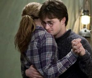 Harry Potter et les reliques de la mort. Harry et Hermione, un couple secret dans Les Reliques de la mort ? Emma Watson confirme le sous-entendu de leur danse : "Cette scène possède une tension..."