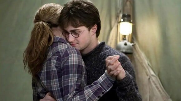 Harry Potter et Hermione, un couple secret dans Les Reliques de la mort ? Emma Watson confirme le sous-entendu de leur danse : "Cette scène possède une tension..."