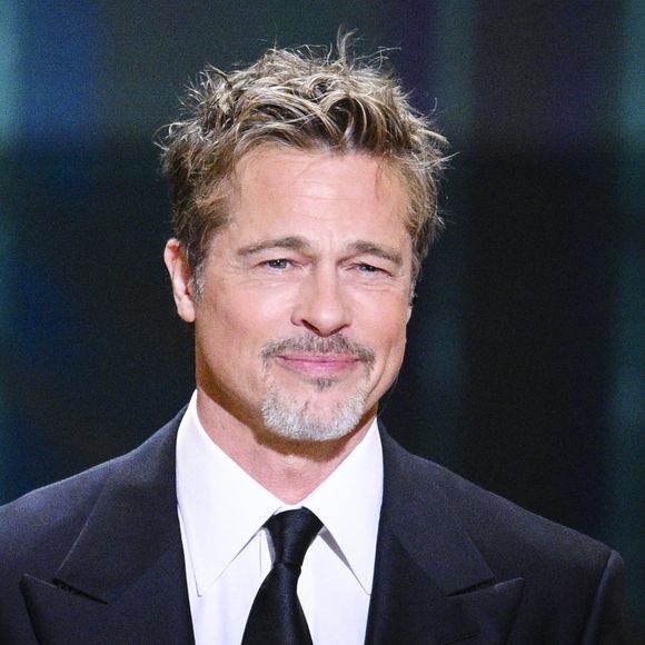 Brad Pitt remet un César d'honneur lors de la 48ème cérémonie des César à l'Olympia à Paris le 24 février 2023. © JB Autissier / Panoramic / Bestimage  Brad Pitt presents an honorary César at the 48th César ceremony at the Olympia in Paris on february 24th 2023 