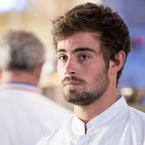 Clément Rémiens réapparaît métamorphosé : son nouveau look étonne les internautes, "j'espère que c'est une perruque..."