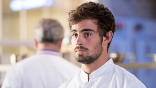 Clément Rémiens réapparaît métamorphosé : son nouveau look étonne les internautes, "j'espère que c'est une perruque..."