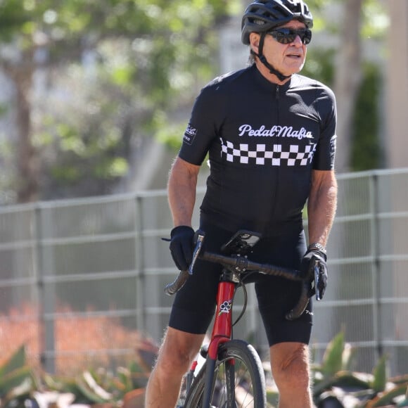 Exclusif - Harrison Ford fait du vélo de course dans les rues de Santa Monica le 27 décembre 2021.