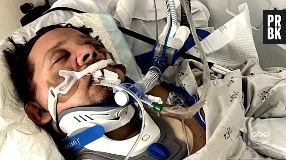 Jeremy Renner partage des images de son accident et de sa rééducation au sein de sa famille.