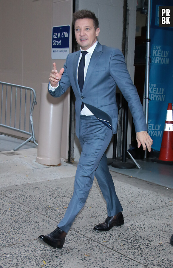 Jeremy Renner fait la promotion du film "Hawkeye" au Live with Kelly & Ryan show à New York City, New York, Etats-Unis, le 22 novembre 2021.