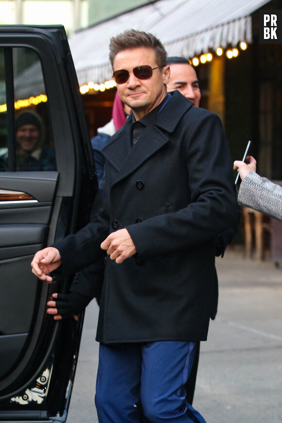 Jeremy Renner quitte son hôtel pour assister à la première de "Hawkeye" à New York, le 22 novembre 2021.
