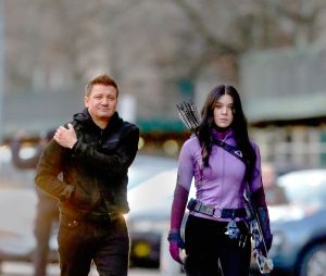 Jeremy Renner et Hailee Steinfeld sur le tournage de la série Hawkeye à New York le 8 décembre 2020.