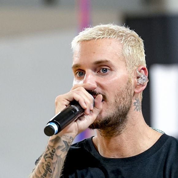 Matt Pokora (M.Pokora) interprète quelques chansons dans le cadre d’une animation Radio Scoop au Gymnase Mado Bonnet à Lyon le 26 octobre 2023. 
