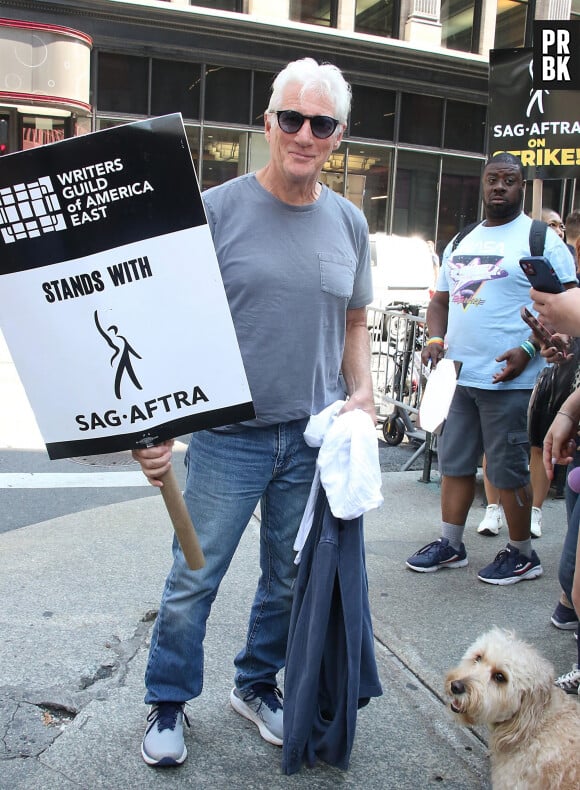 En solidarité avec ses collègues acteurs et scénaristes, Richard Gere a participé à la grève de la SAG-AFTRA et de la WGA devant les bureaux de Netflix et de Warner Bros. Discovery