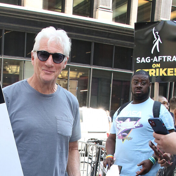 En solidarité avec ses collègues acteurs et scénaristes, Richard Gere a participé à la grève de la SAG-AFTRA et de la WGA devant les bureaux de Netflix et de Warner Bros. Discovery