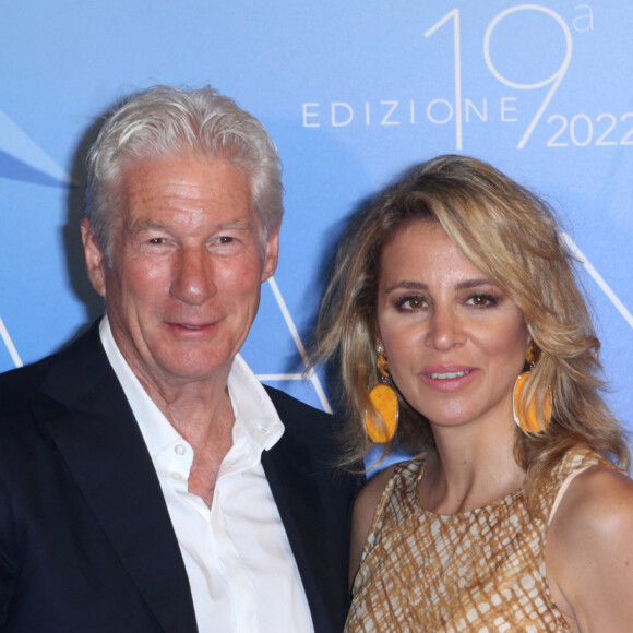 Richard Gere, au côté de sa femme Alejandra Silva, est honoré pour l'ensemble de sa carrière lors du 19ème festival du film de "Magna Graecia" à Catanzaro, le 5 août 2022.