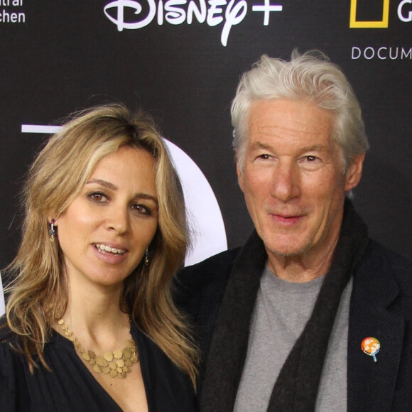 Richard Gere et sa compagne Alejetra Silva - Première du film "We Feed People" à New York le 3 mai 2022.