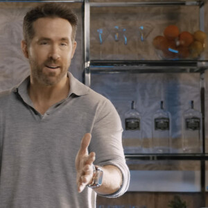 Ryan Reynolds apparaît dans une publicité soi-disant improvisée pour la marque de son gin "Aviation" pendant le Super Bowl, le 12 février 2023.