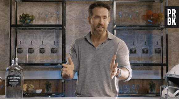 Ryan Reynolds apparaît dans une publicité soi-disant improvisée pour la marque de son gin "Aviation" pendant le Super Bowl, le 12 février 2023.