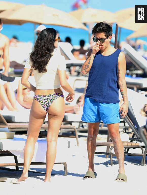 Camila Mendes à la plage à Miami avec des amis le 3 février 2024