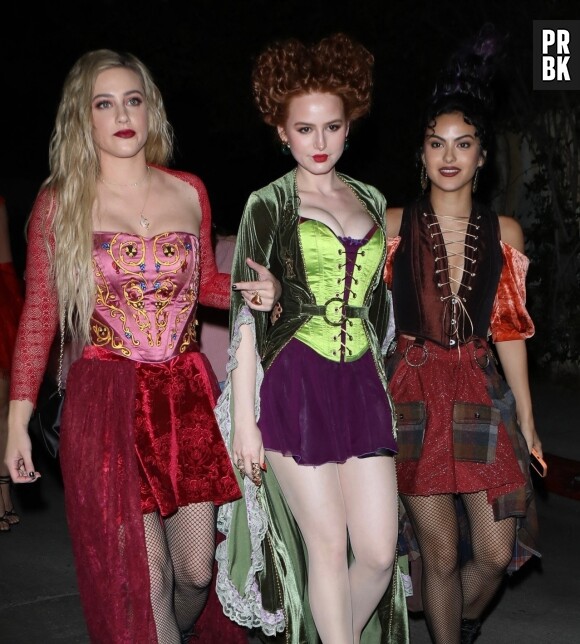 Camila Mendes, Lili Reinhart et Madelaine Petsch, toutes déguisées en sorcières de Hocus Pocus, arrivent à la soirée d'Halloween de Vas Morgan à Hollywood, États Unis le 29 Octobre.