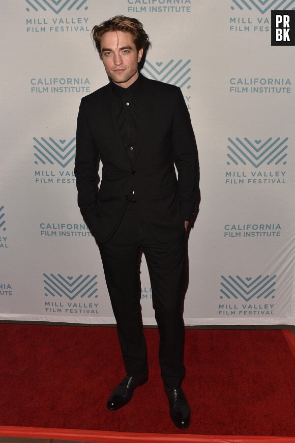 L'acteur Robert Pattinson arrive à la projection de "The Lighthouse" au 42e Festival du film de Mill Valley, au Outdoor Art Club, le 5 octobre 2019 à Mill Valley, en Californie.
