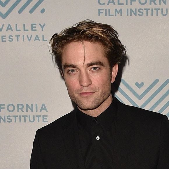 L'acteur Robert Pattinson arrive à la projection de "The Lighthouse" au 42e Festival du film de Mill Valley, au Outdoor Art Club, le 5 octobre 2019 à Mill Valley, en Californie.
