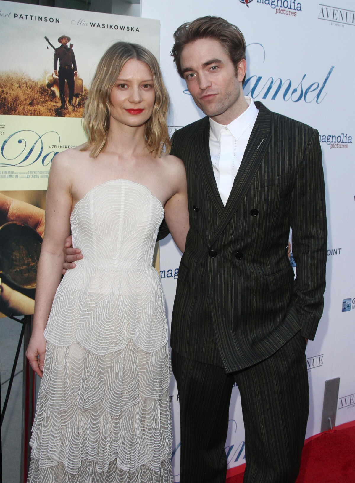 Photo : Robert Pattinson, Mia Wasikoska (robe Dior Haute Couture) à la ...