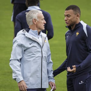 Kylian Mbappé en grande discussion avec Didier Deschamps © Elyxandro Cegarra/Panoramic/Bestimage 