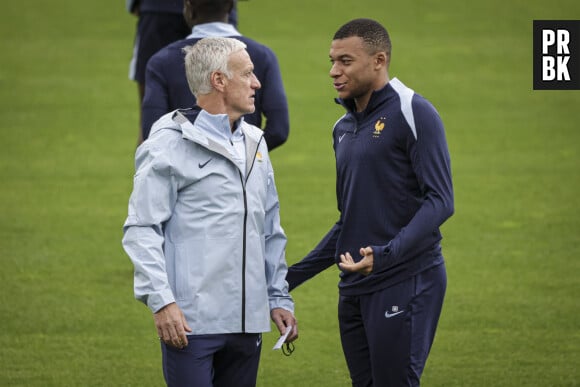 Kylian Mbappé en grande discussion avec Didier Deschamps © Elyxandro Cegarra/Panoramic/Bestimage 