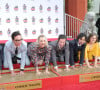 Johnny Galecki, Jim Parsons, Kaley Cuoco, Simon Helberg, Kunal Nayyar, Mayim Bialik, Melissa Rauch - Les acteurs de The Big Bang Theory laissent leurs empreintes lors d'une cérémonie au Chinese Theatre à Hollywood, Los Angeles, le 1er mai 2019.