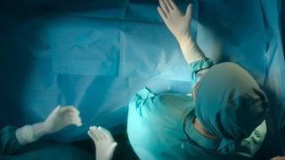 Une nouvelle série médicale trop crue et sanglante sur Netflix ? Le réalisateur assume totalement, "Cela me semble très hypocrite de..."
