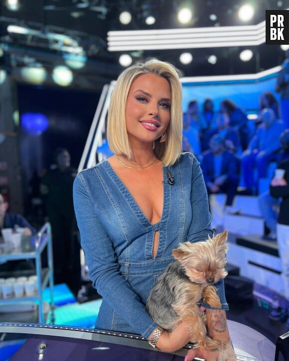 Kelly Vedovelli et son chien sur le plateau de TPMP