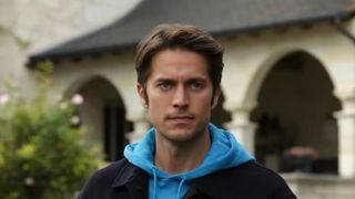 "Tout le monde est très en colère" : Lucas Bravo (Gabriel) viré d'Emily in Paris après ses déclarations chocs sur la série de Netflix ? Grosses tensions en coulisses