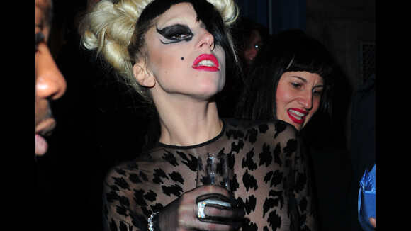 Lady Gaga après le défilé Mugler ... PHOTO verre de champagne à la main et quasi nue