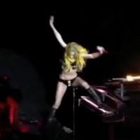 Lady Gaga ... une violente chute sur scène ... en plein concert (VIDEO)