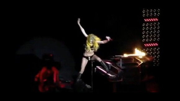 Lady Gaga ... une violente chute sur scène ... en plein concert (VIDEO)