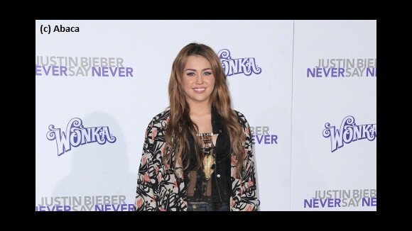 Miley Cyrus ... A demi-nue pour son cinquième tatouage (PHOTO)