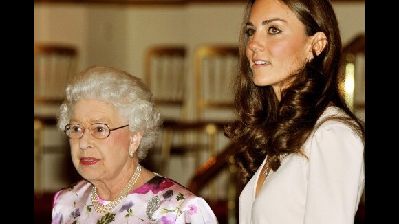 Kate Middleton : elle visite l’exposition de sa robe avec la Reine (PHOTOS)