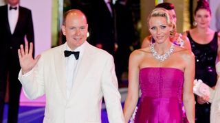 Charlene et Albert de Monaco : rayonnants et in love au gala de la Croix-Rouge (PHOTOS)