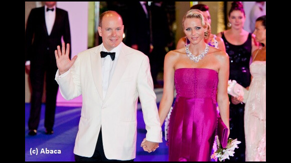 Charlene et Albert de Monaco : rayonnants et in love au gala de la Croix-Rouge (PHOTOS)