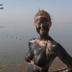 Bar Refaeli : elle vous attend en bikini dans la boue (PHOTOS)