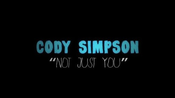 Cody Simpson change de registre dans le clip de Not Just you (VIDEO)