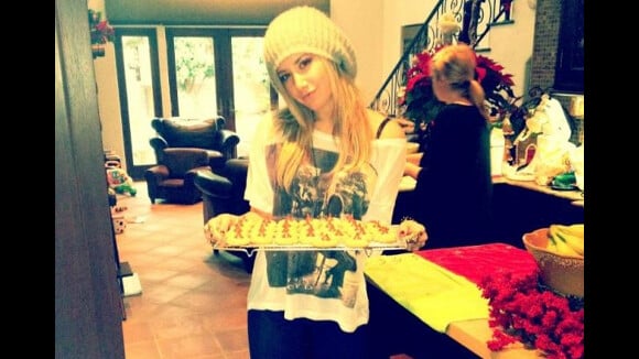 Ashley Tisdale aux fourneaux : elle se console de sa rutpture avec des cookies